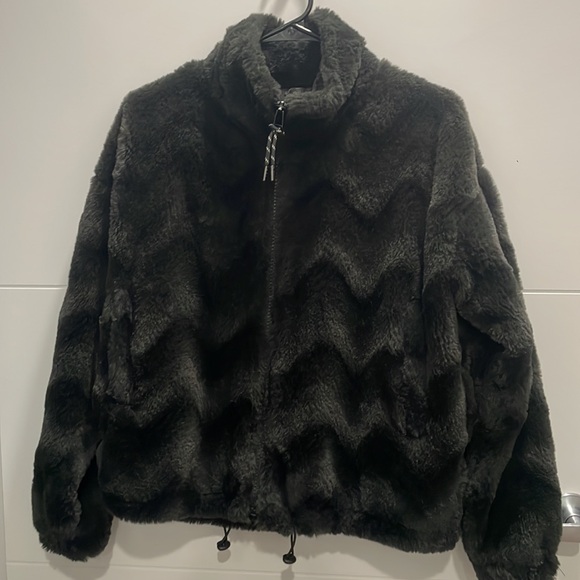 Urban Outfitters Eva Black Faux Fur Coat - Picture 6 of 7